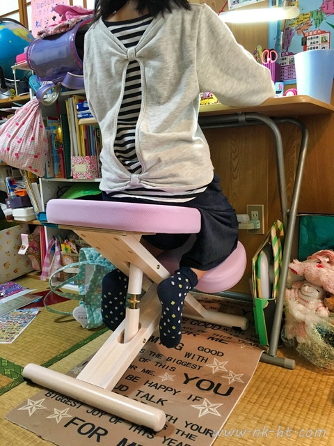 子供たちの勉強椅子として買ったニトリのバランスチェアを勉強机で使ってみると背筋が伸びている