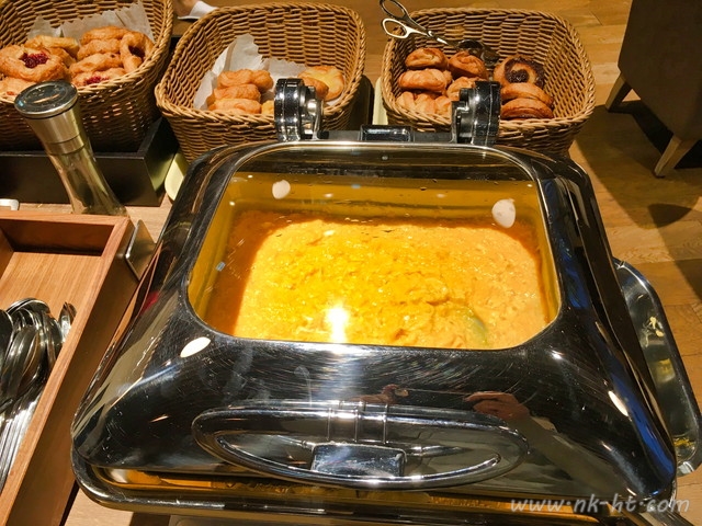 Mycube蔵前（マイキューブ蔵前）のラウンジでの朝ご飯はスクランブルエッグがたっぷり