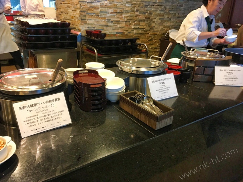かりゆしアーバンリゾート・ナハの朝食ビュッフェにはスープや体に優しい中華がゆもあります。